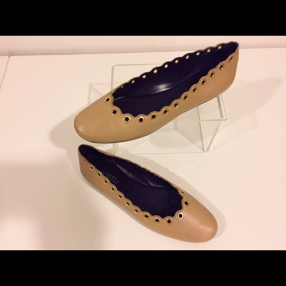 NIB Van Eli baby flats in nude Napa leather